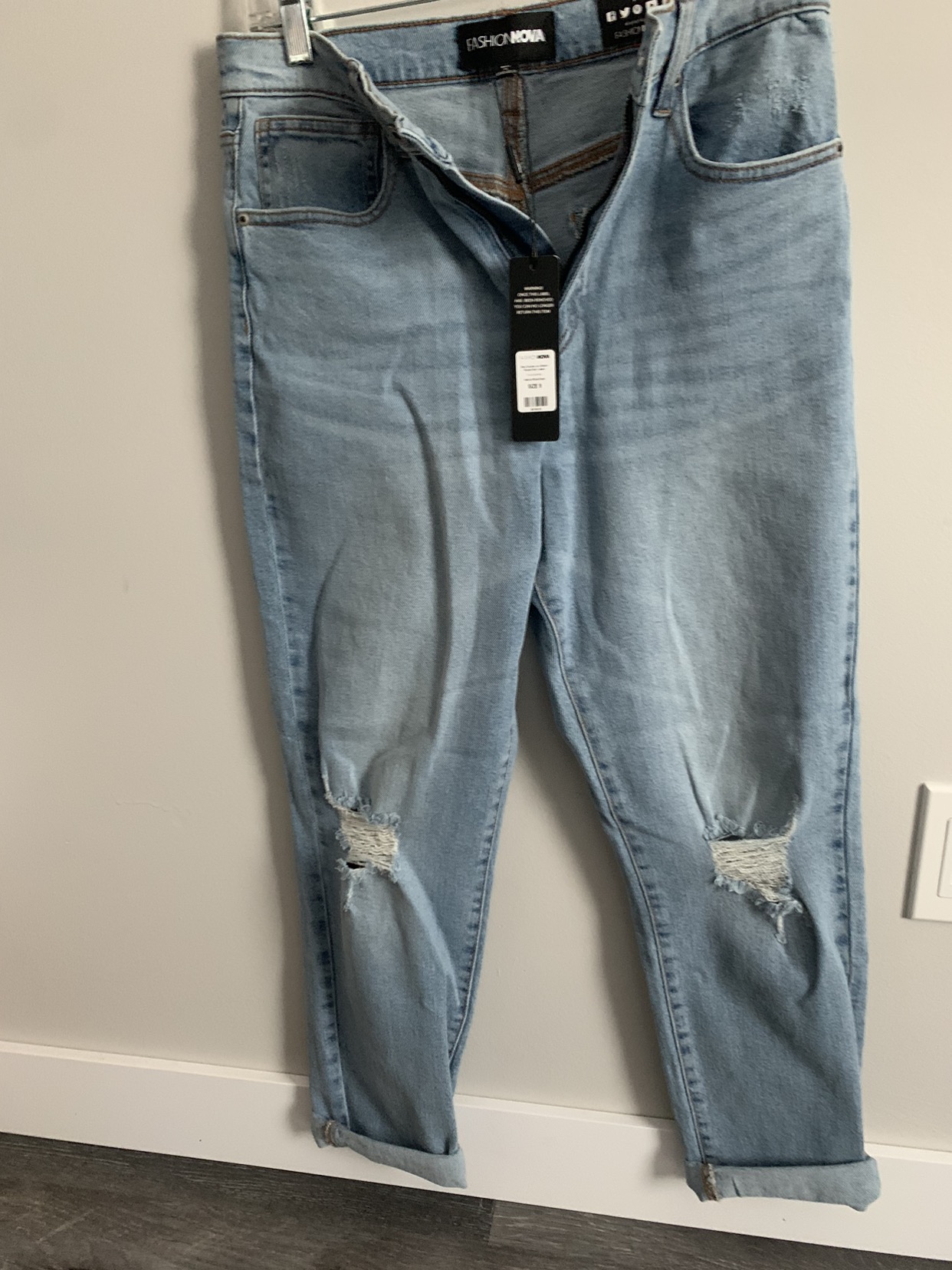 Women’s ripped jeans size 9 image indicator(2)