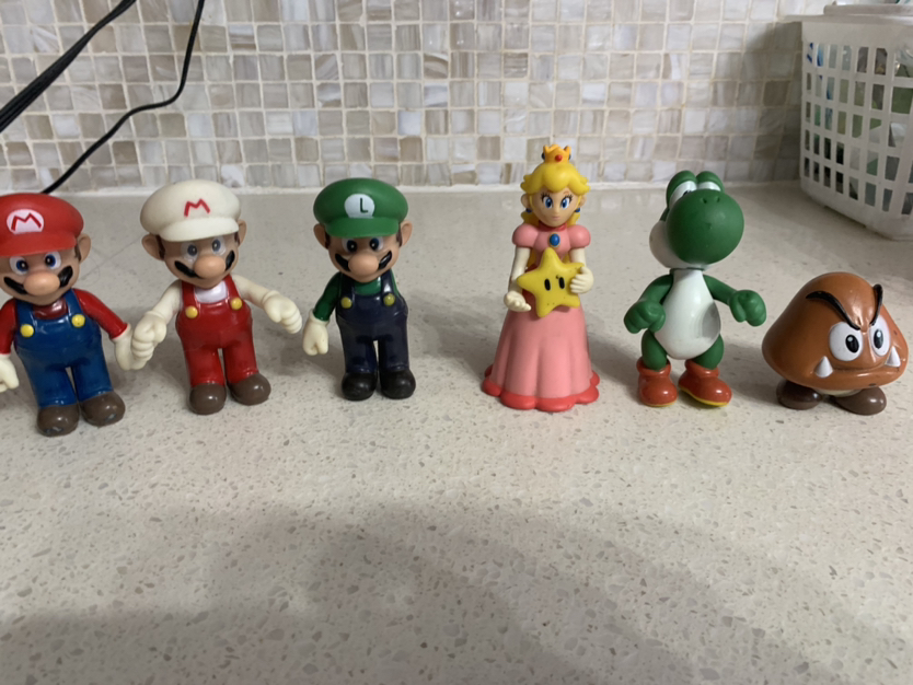 Vintage  2006 Nintendo Mario figurines image indicator(4)