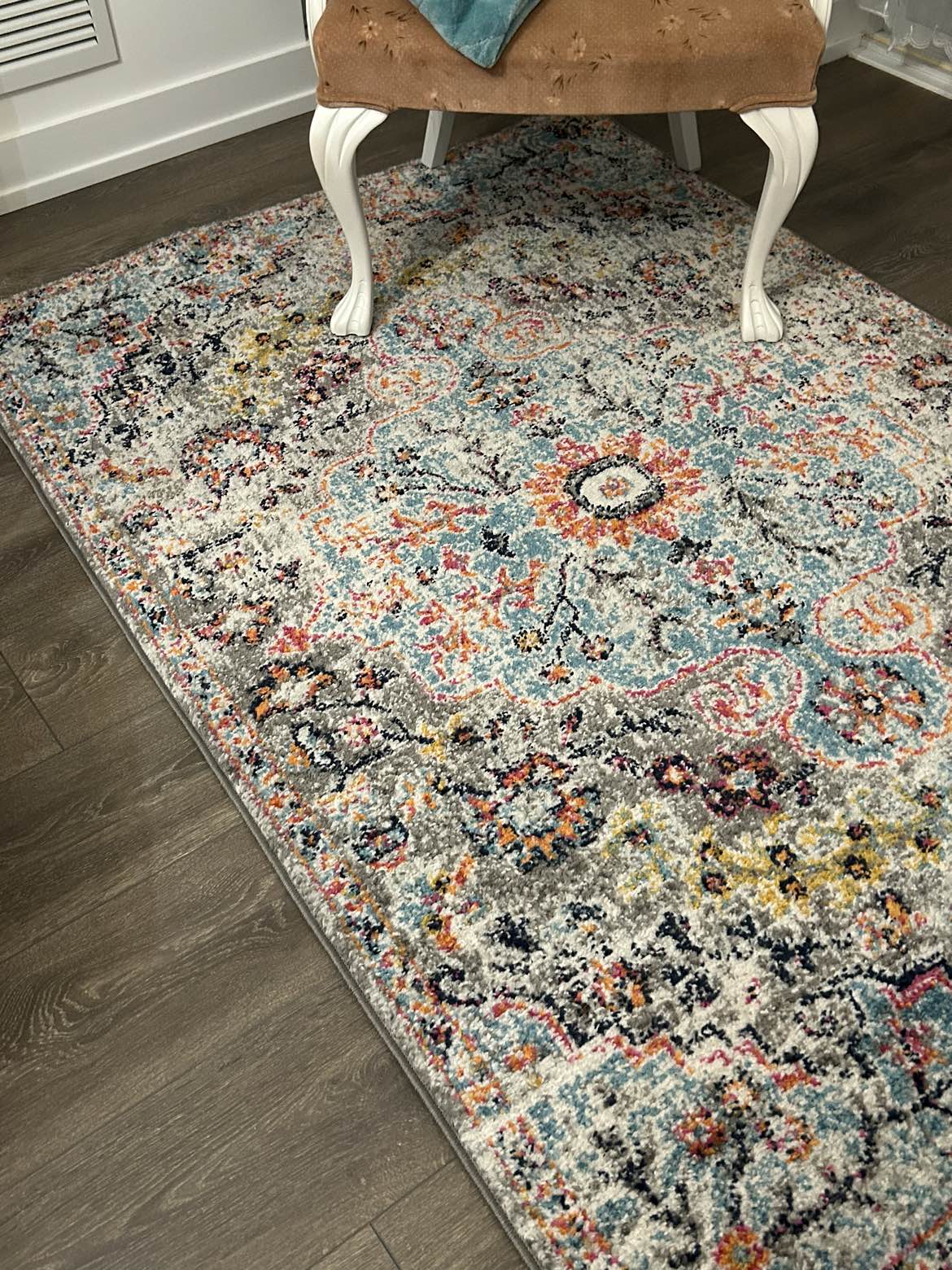 BRAND NEW 3’11” X 5’7” area rug - photo 3