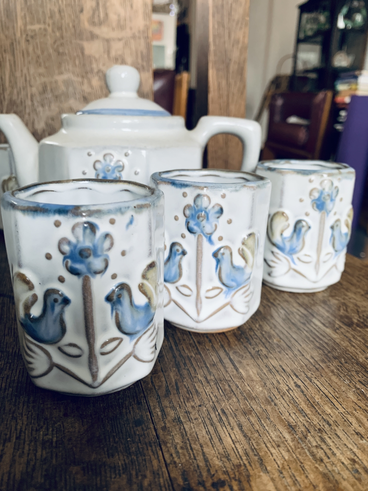 Really Pretty Vintage White and Blue Tea Set image indicator(2)