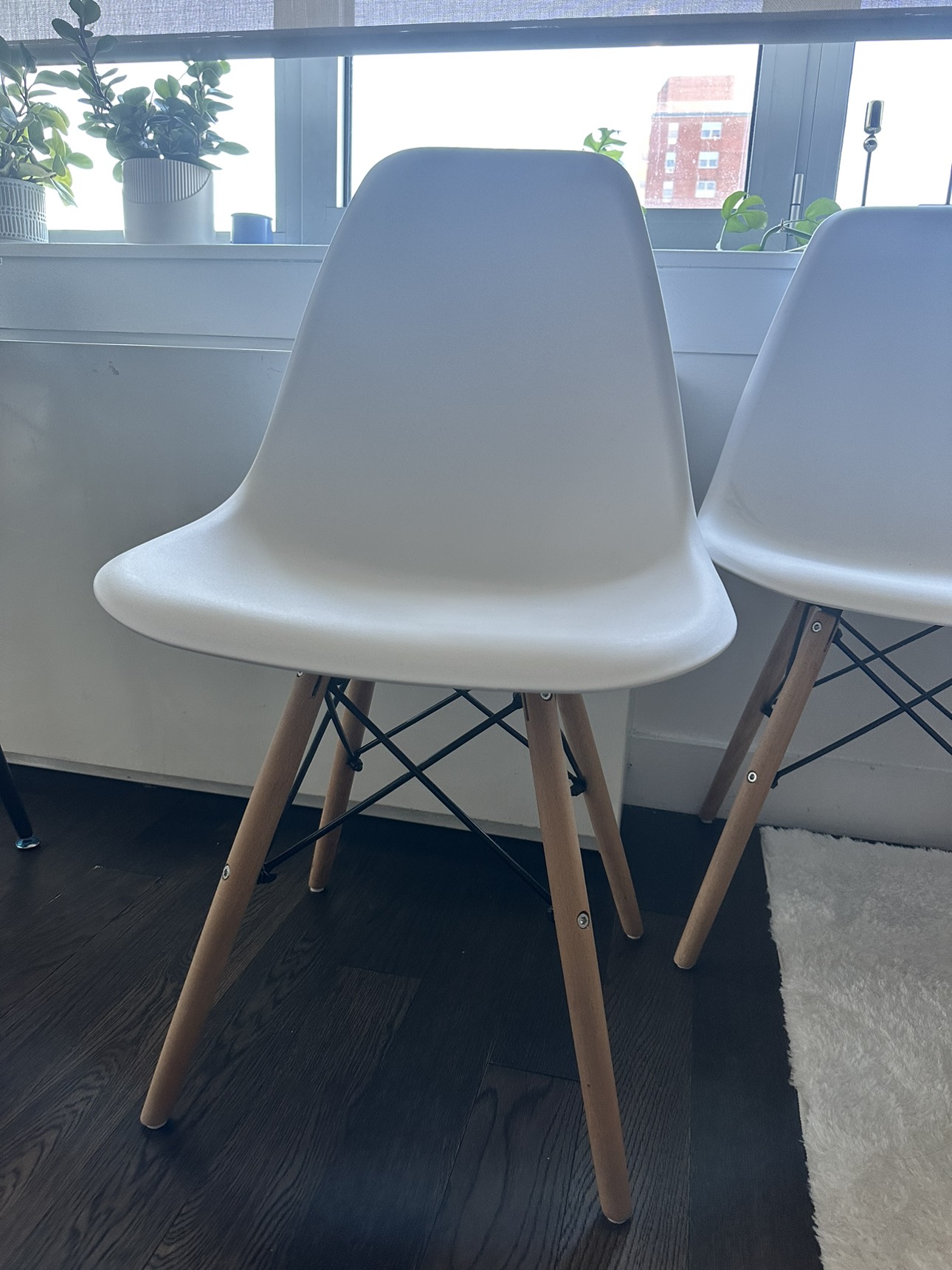 White chairs with wooden legs (set of 4)