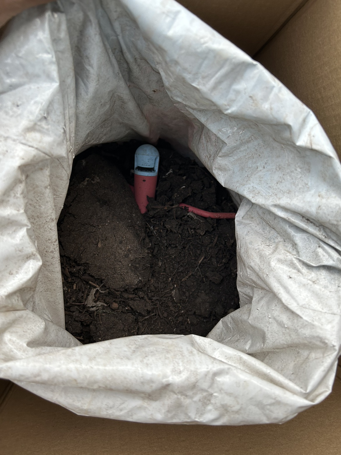 Plastic & mud plant pots with soil,packed in cardboard box - photo 2