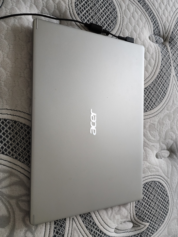 like new Acer Aspire 5 laptop