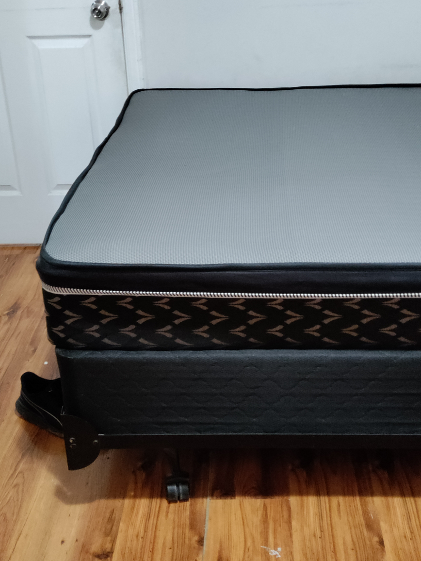 Queen size bed and Mattress - photo 2