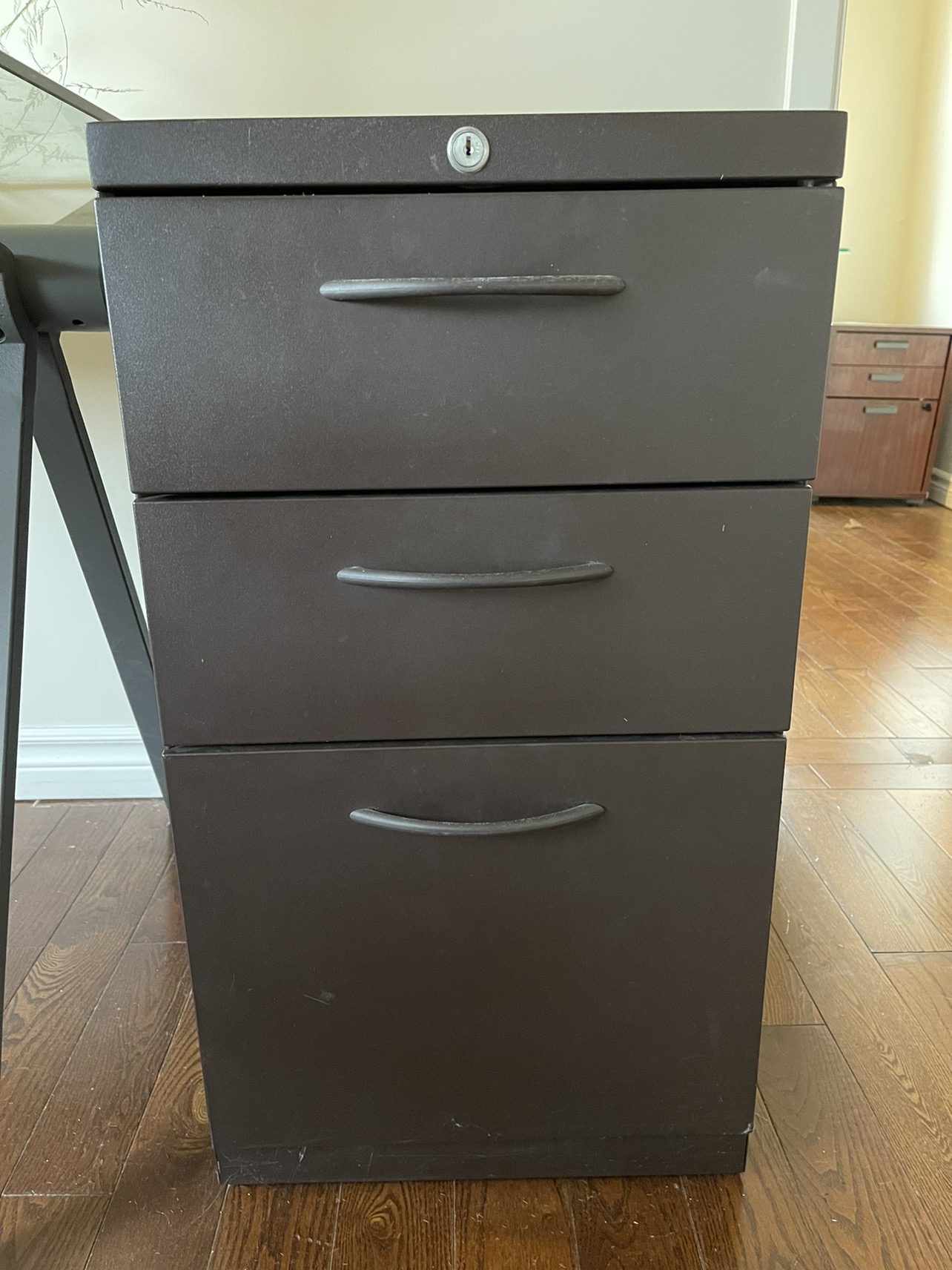 Metal office cabinet with 3 drawers thumbnail