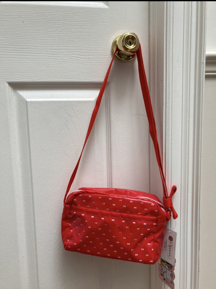 Brand new Lesportsac x Hello Kitty crossbody image indicator(2)
