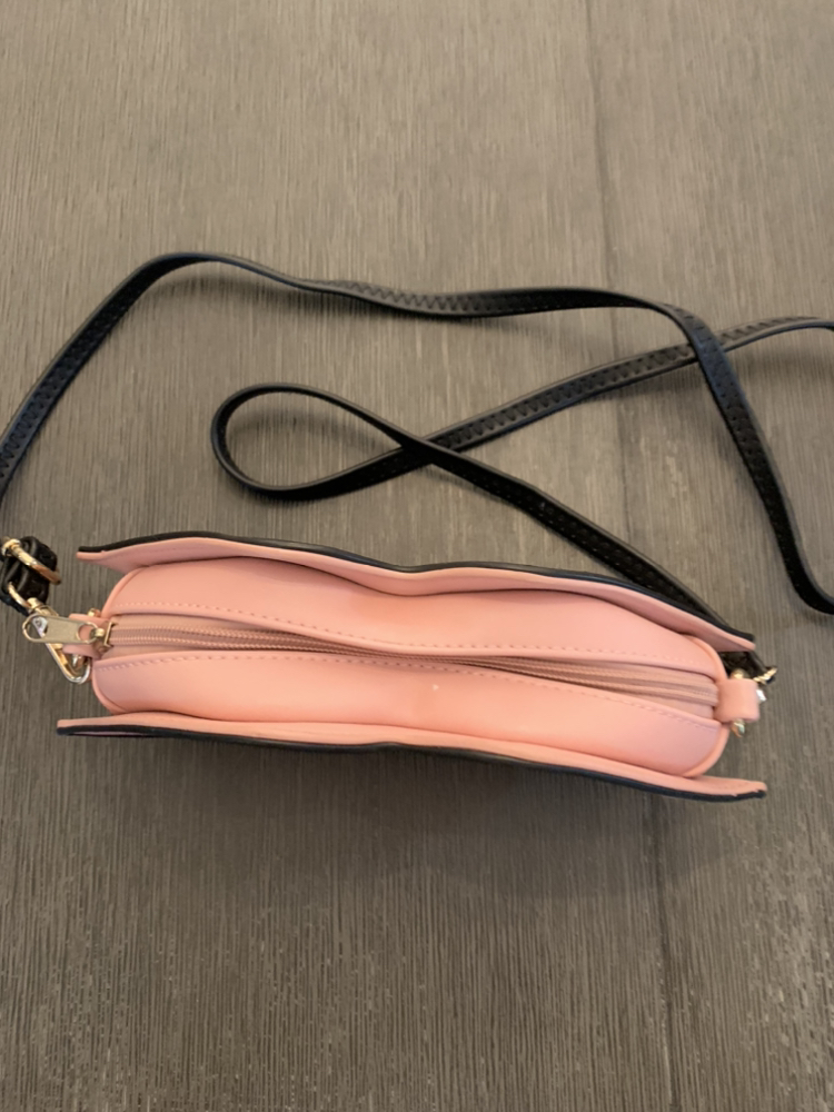 Eclectic lip shaped purse image indicator(3)