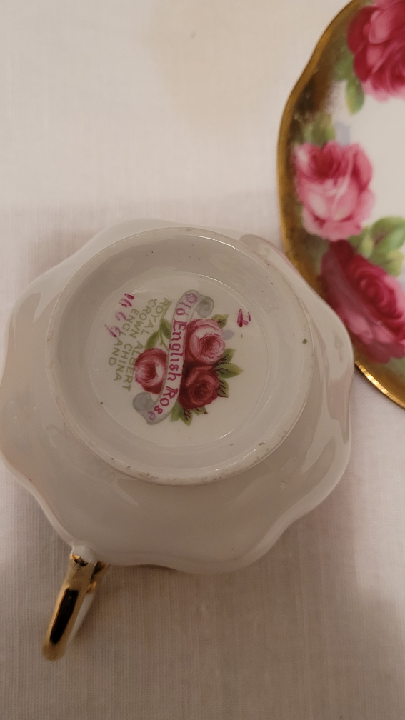 Royal Albert Old English Rose teacup set image indicator(2)