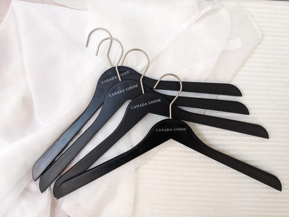 ❄️ 2 hangers Canada Goose