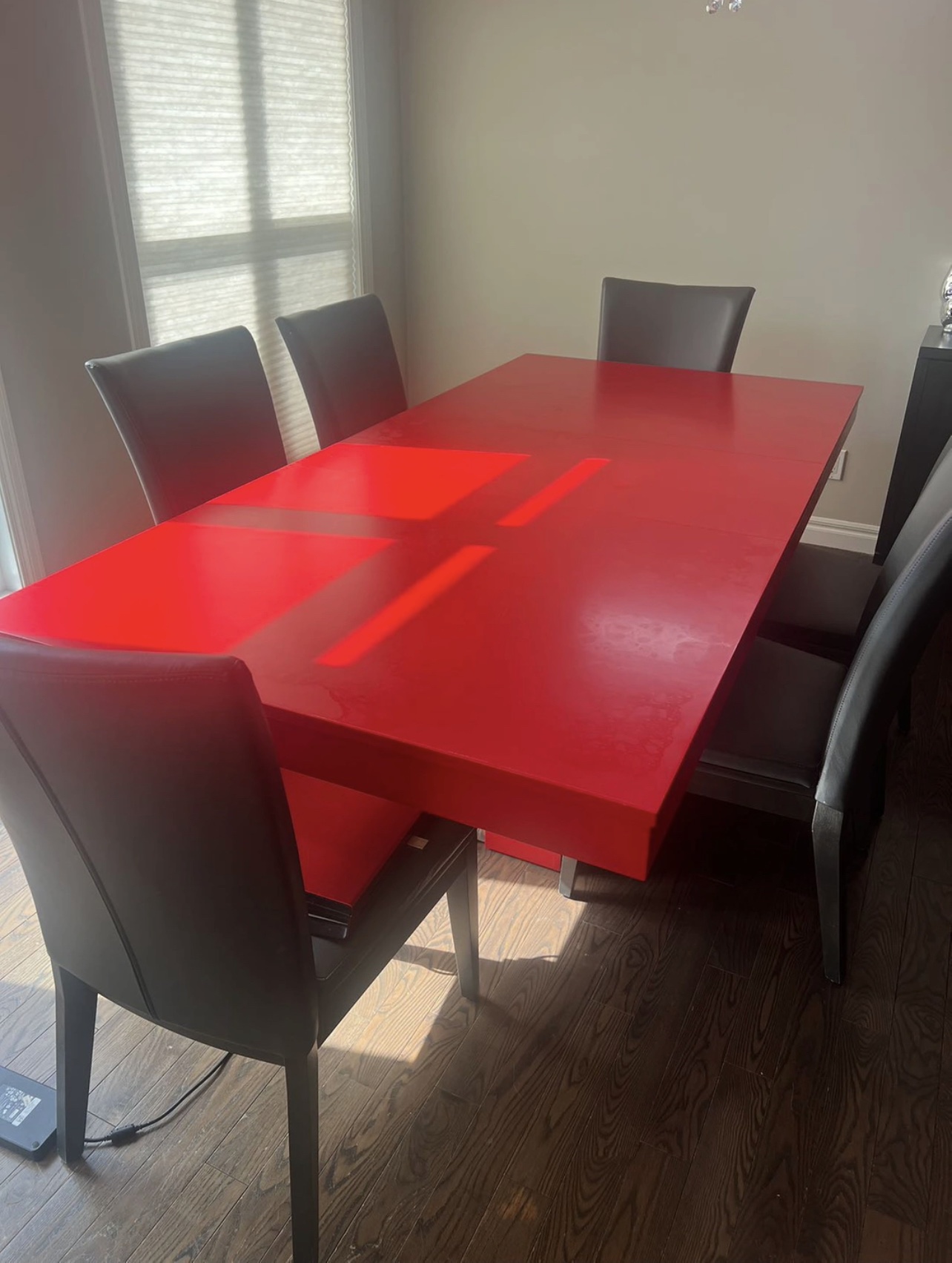 Dining table come with leather chairs! Must go before Dec 1.