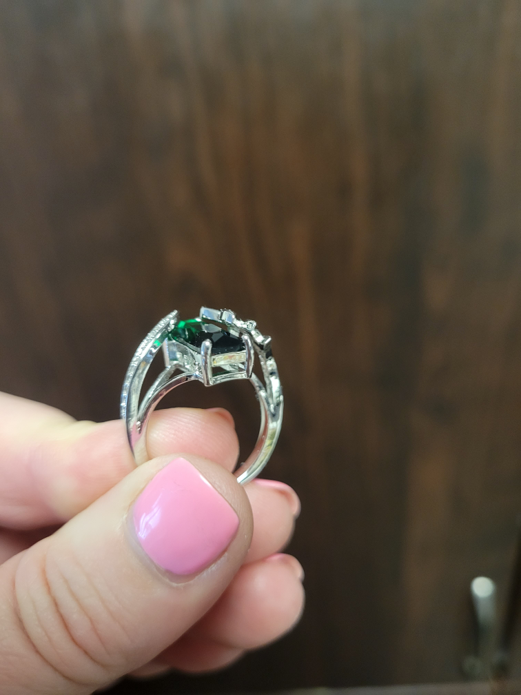 Emerald green princess ring image indicator(2)
