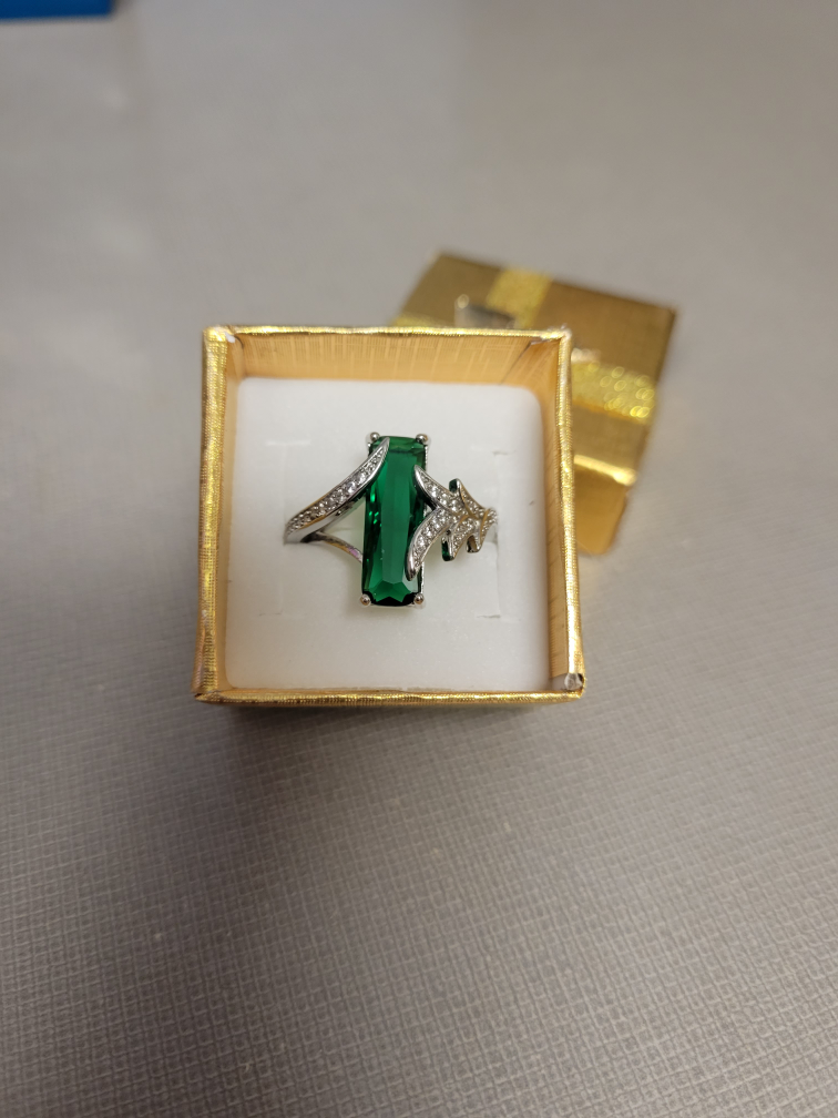 Emerald green princess ring image indicator(4)