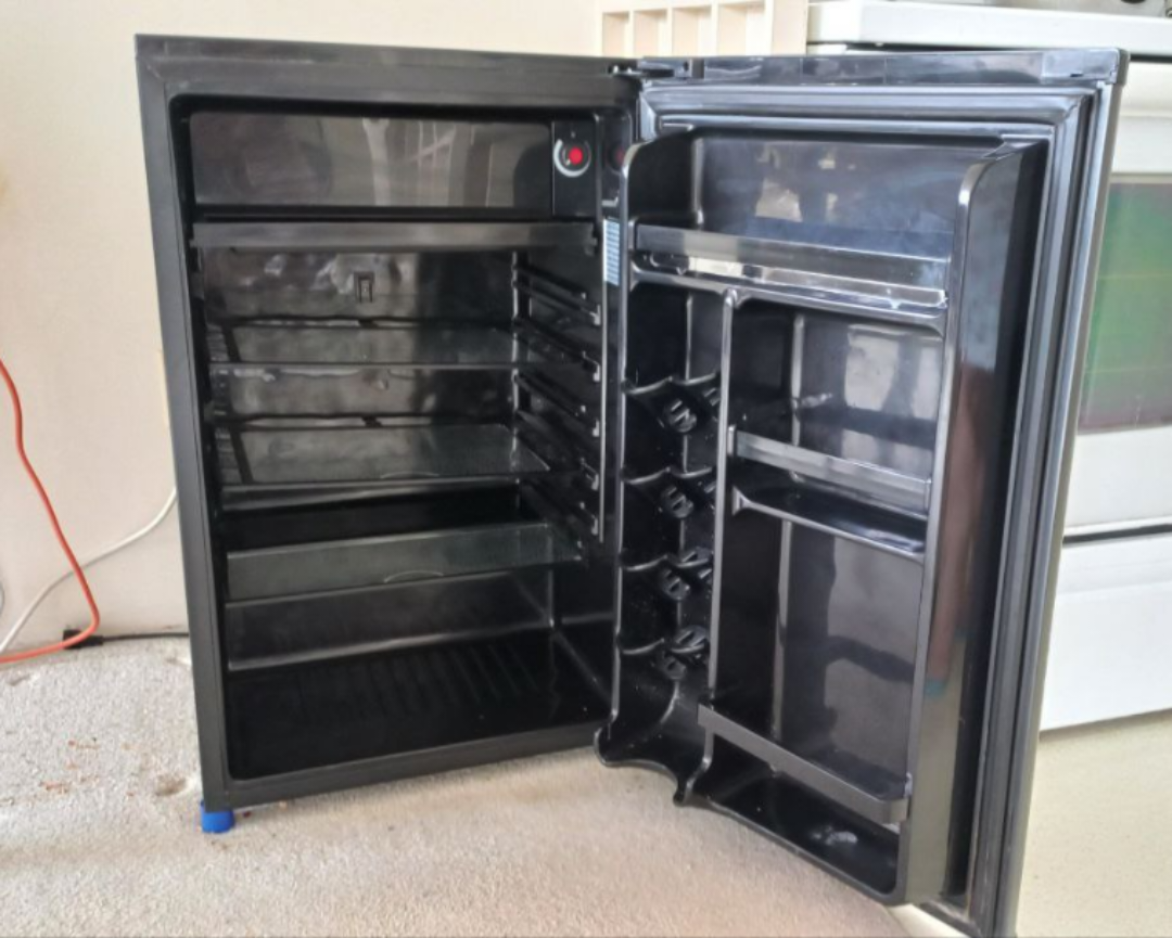 Danby Mini Fridge 4.4 Cu. Ft. - photo 2