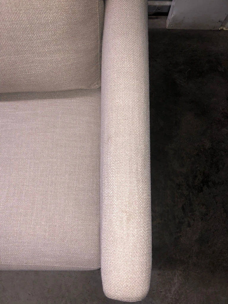 FREE DELIVERY 🚚💨4 SEATER LIGHT BEIGE MODERN SECTIONAL SOFA/COUCH image indicator(4)