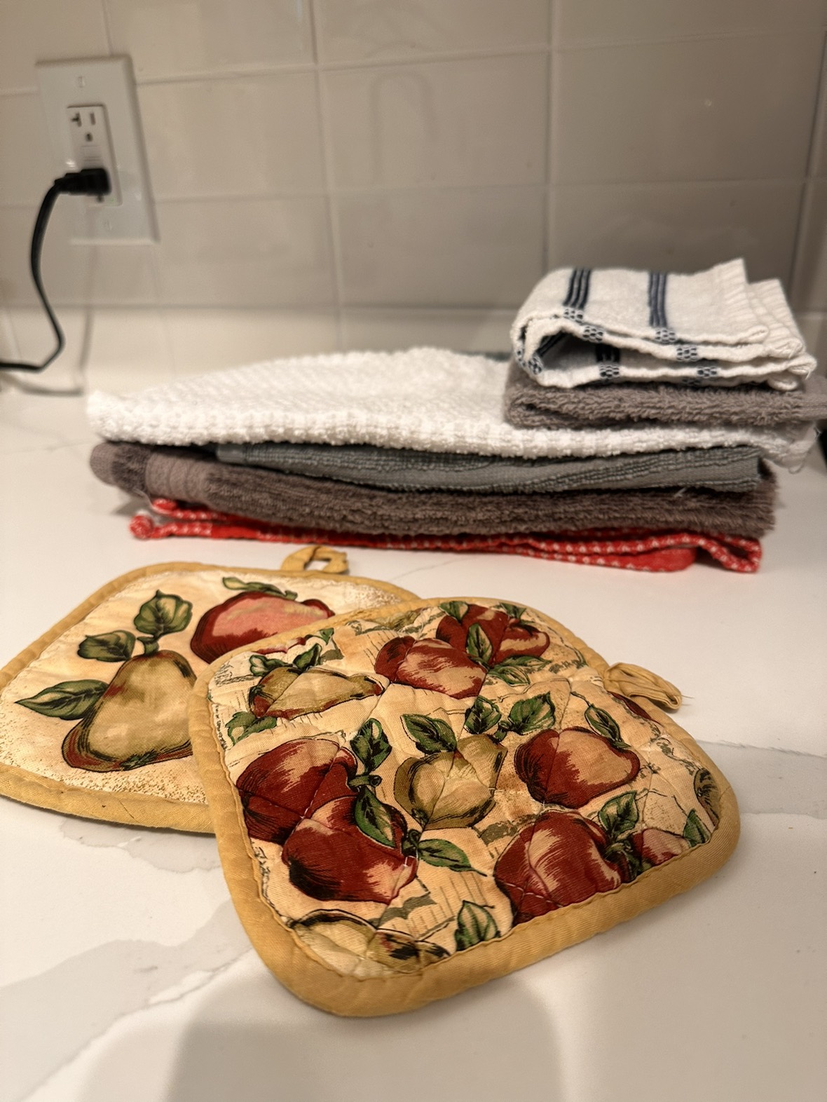 Kitchen towels and oven mits thumbnail