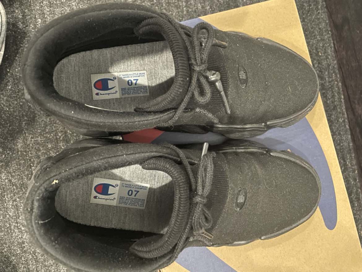 Champion sneaker triple black US7 image indicator(5)