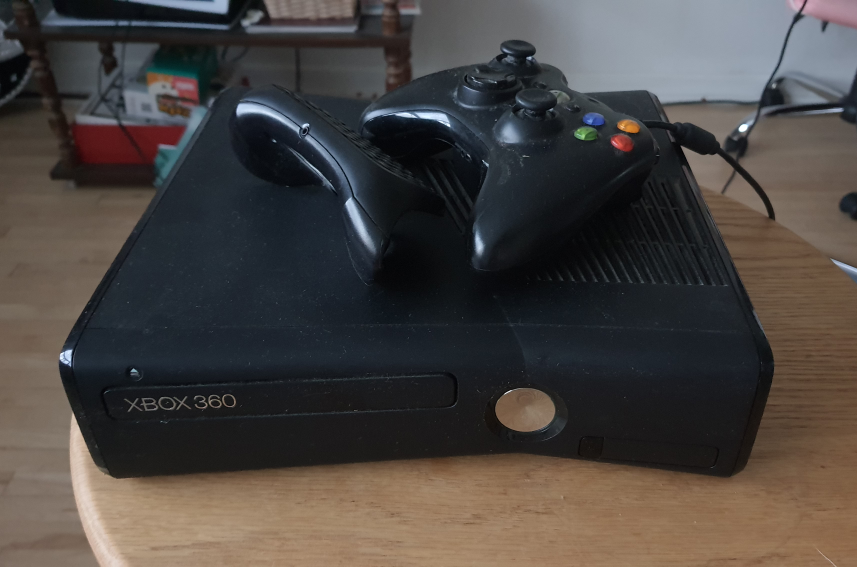 Xbox 360 +1 controller +7 games (great gift) image indicator(2)