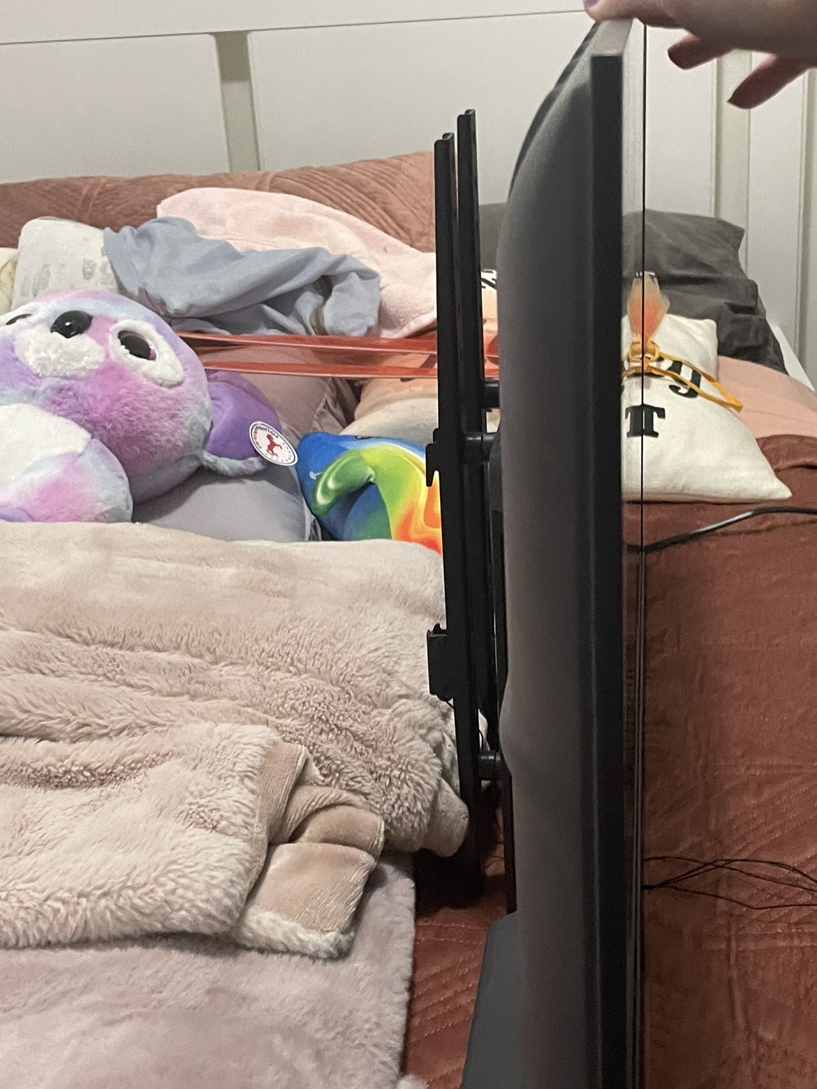 Hisense smart TV, 40” with wall mount