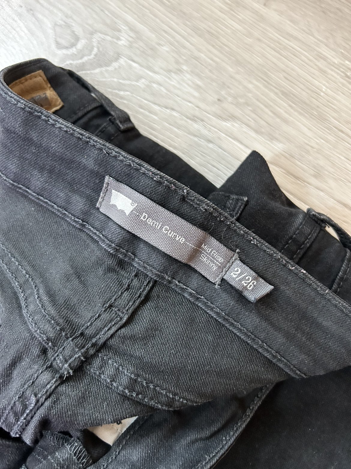 Levi’s mid rise pants image indicator(2)