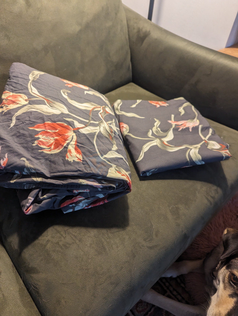 Queen size duvet cover with 2 pillow shams