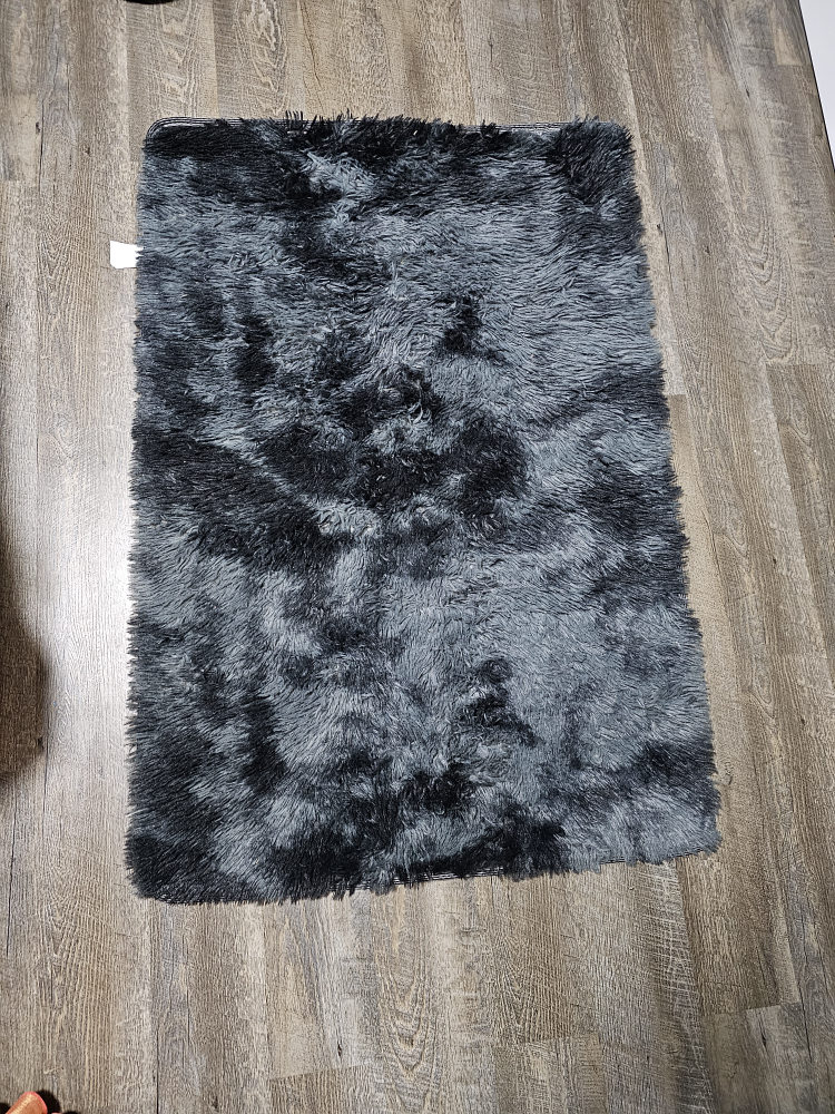 Faux fur rug like New  🏒 thumbnail