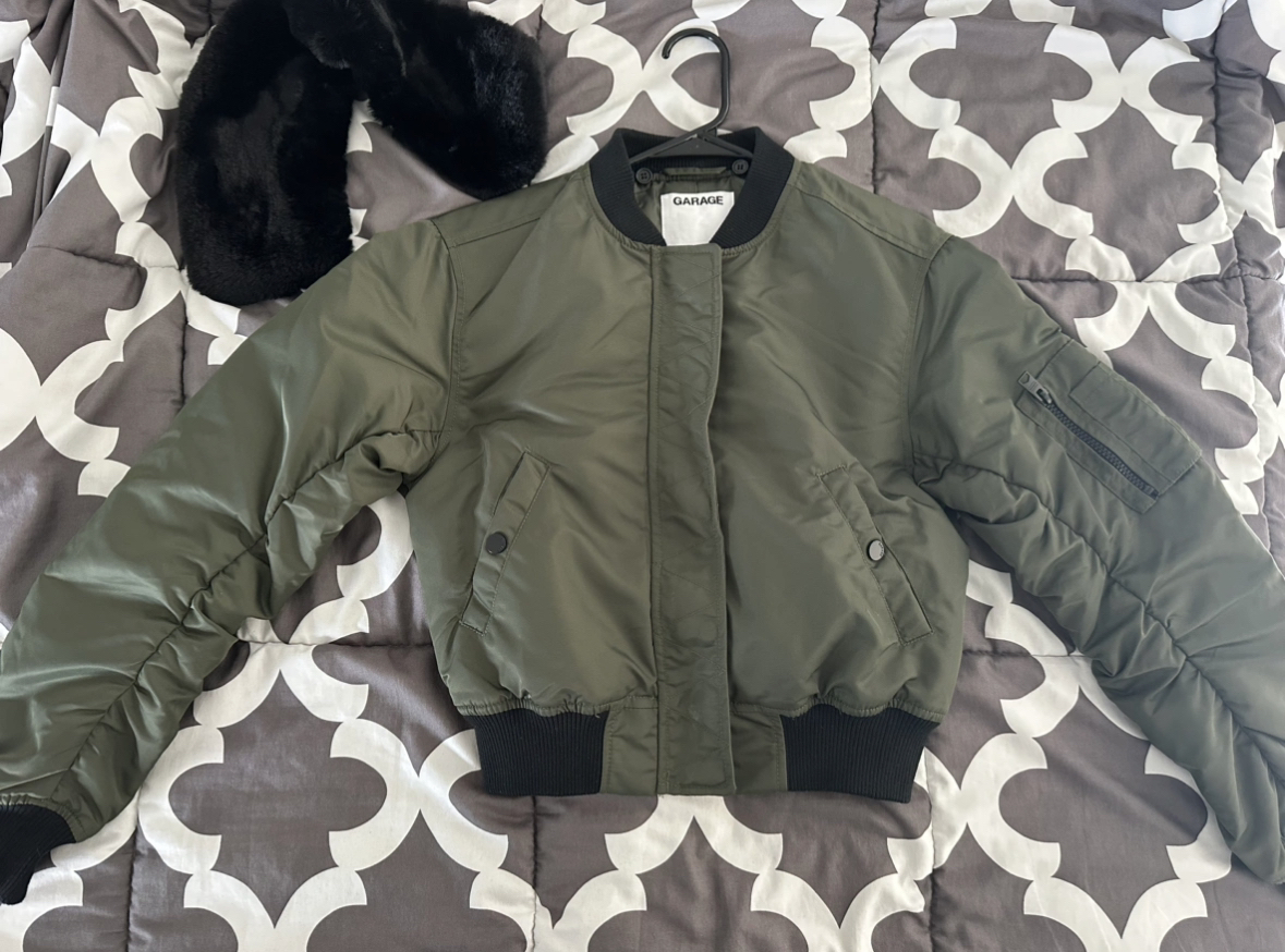 Women’s bomber jacket with detachable collar
