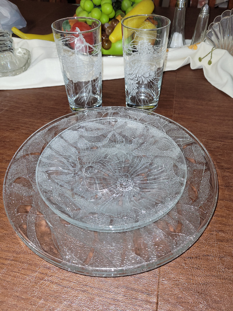 Beautiful Glass Plate Settting for 12-Beautiful Christmas Set