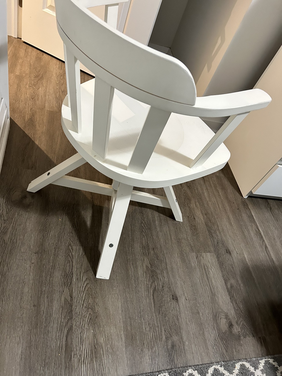 Wooden swivel white chair - photo 3