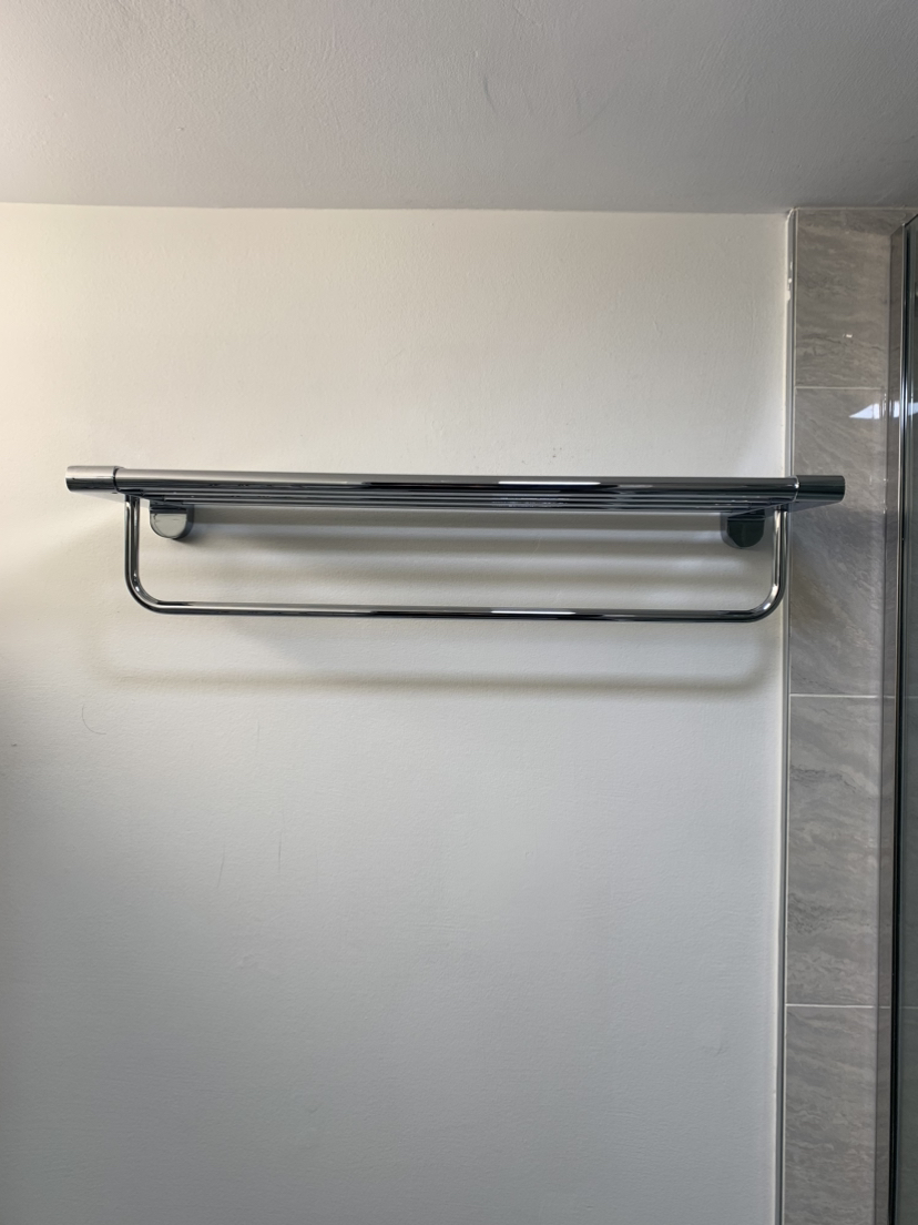Polished chrome towel shelf with towel bar - photo 3