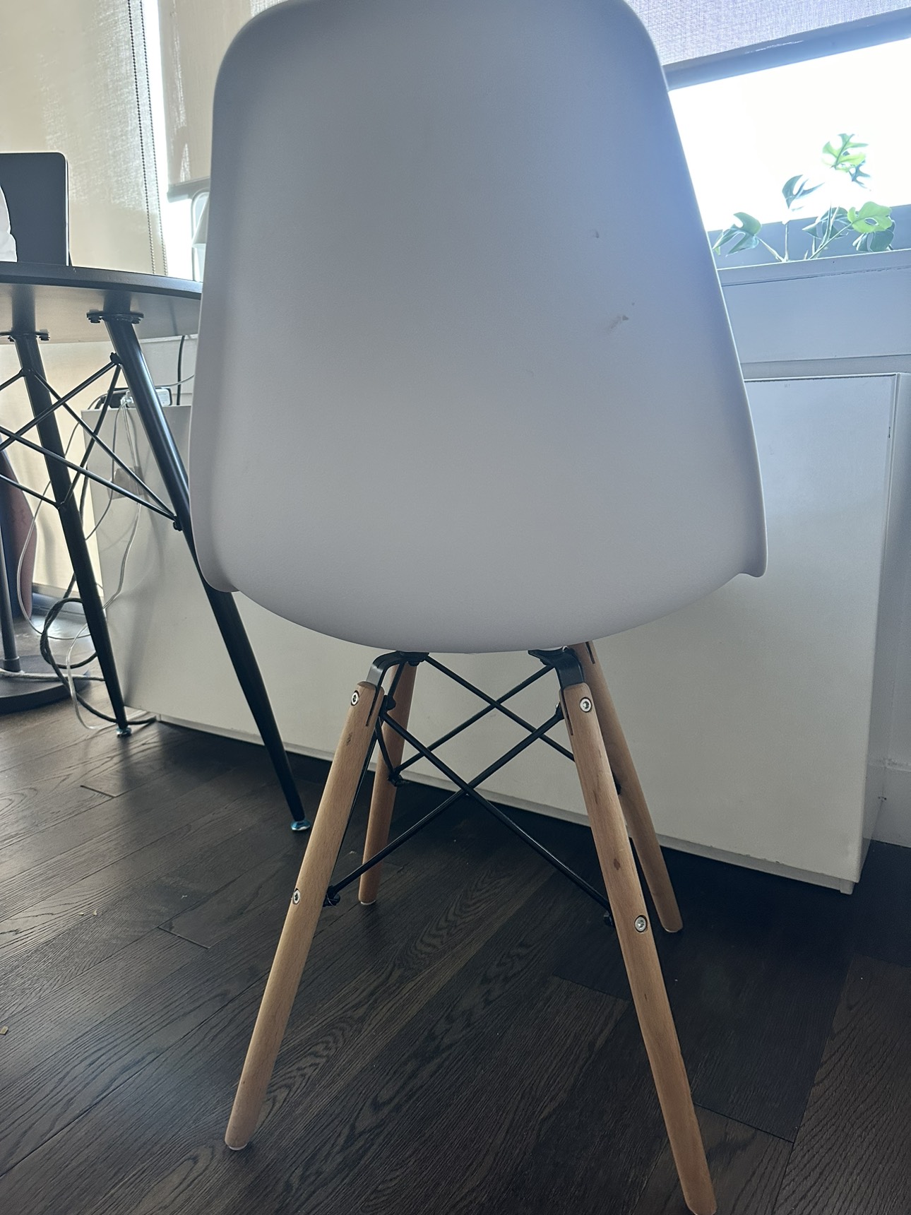 White chairs with wooden legs (set of 4) - photo 3