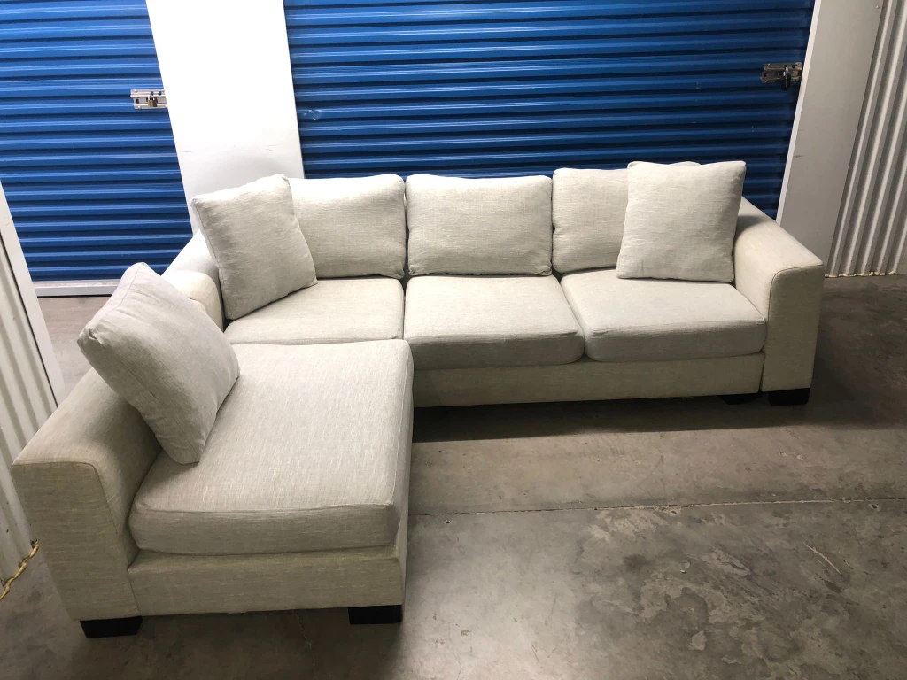 FREE DELIVERY 🚚💨 LIKE NEW 2 PIECE 4 SEATER SECTIONAL SOFA/COUCH thumbnail