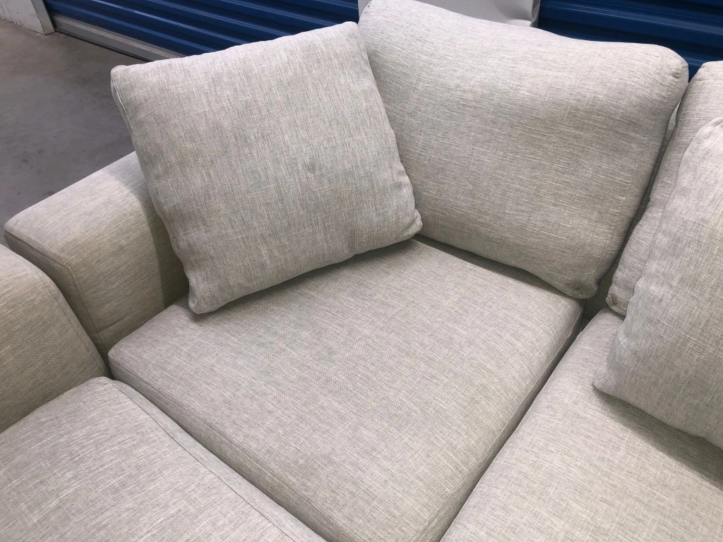 FREE DELIVERY 🚚💨 LIKE NEW 2 PIECE 4 SEATER SECTIONAL SOFA/COUCH image indicator(3)
