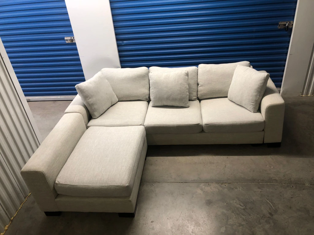FREE DELIVERY 🚚💨 LIKE NEW 2 PIECE 4 SEATER SECTIONAL SOFA/COUCH image indicator(8)