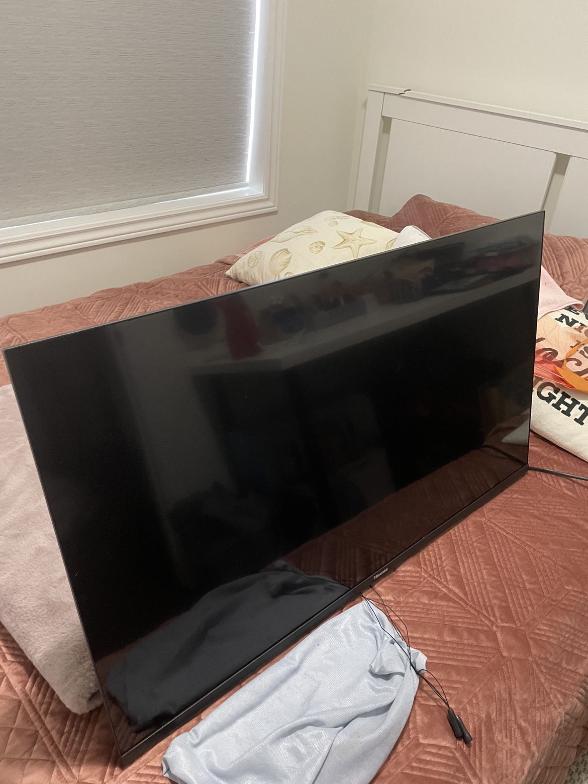 Hisense smart TV, 40” with wall mount - photo 2