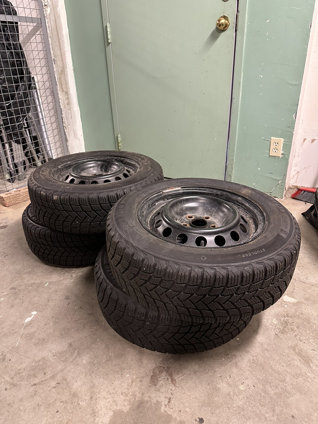 4 x Michelin X-ICE snow tires on Rim in excellent condition - photo 5