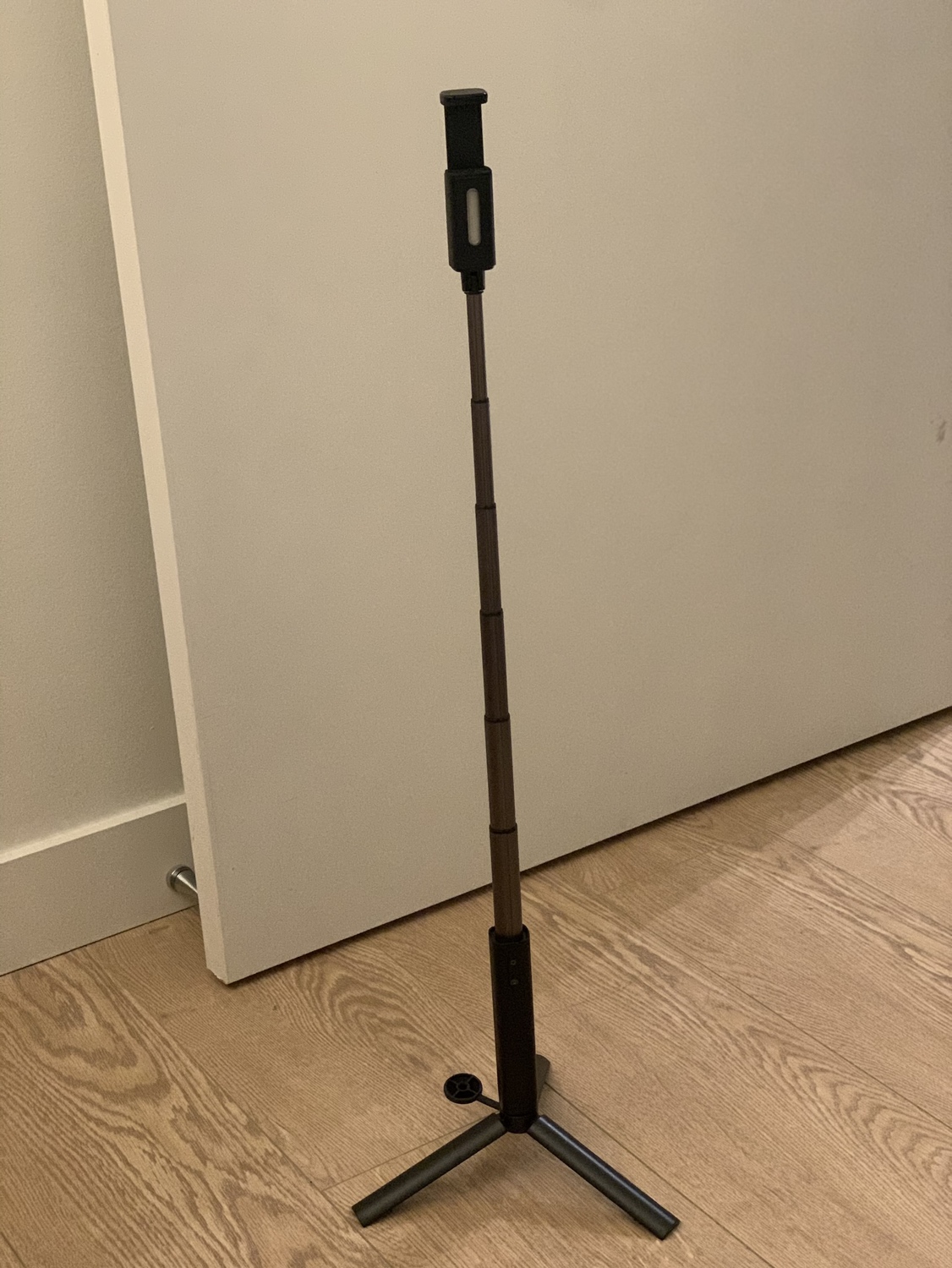 Retractable mobile phone holder thumbnail