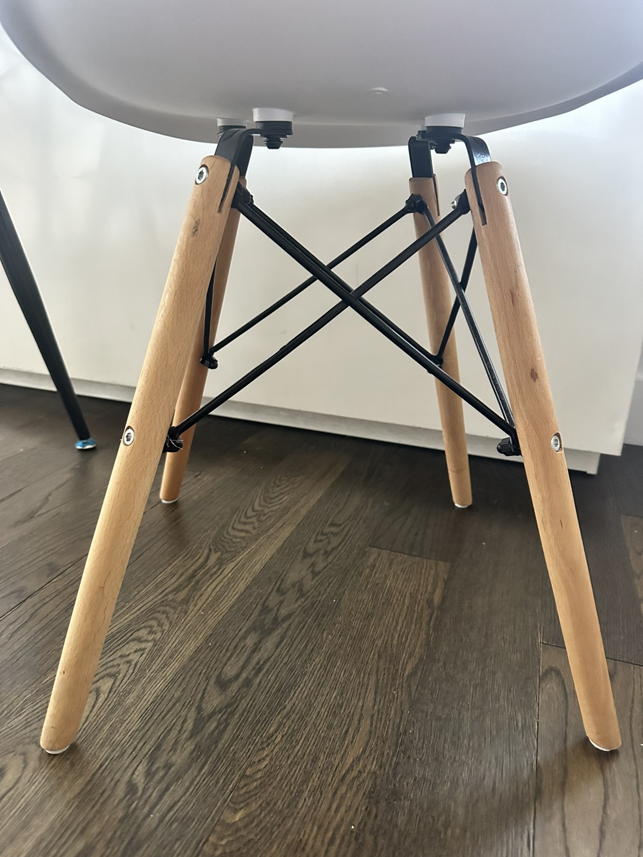 White chairs with wooden legs (set of 4) - photo 4