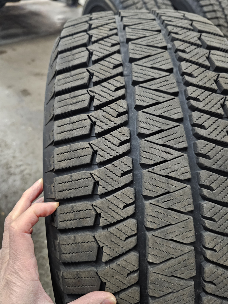 ⭐Bridgestone blizzak WS90 winter tire (19inch) x4  235/50R/19⭐