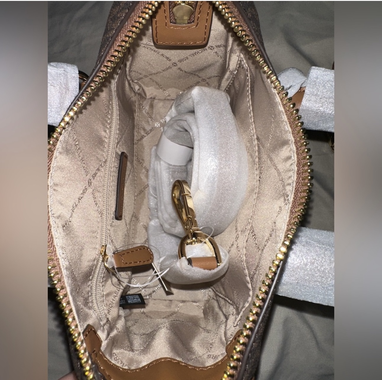 Micheal Kors bag and wallet image indicator(4)