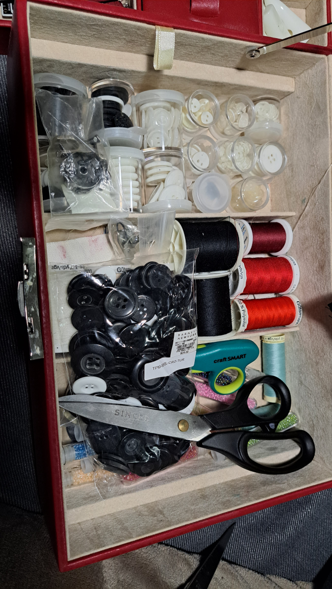 Assorted sewing / craft kit