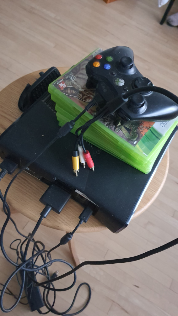 Xbox 360 +1 controller +7 games (great gift) image indicator(4)