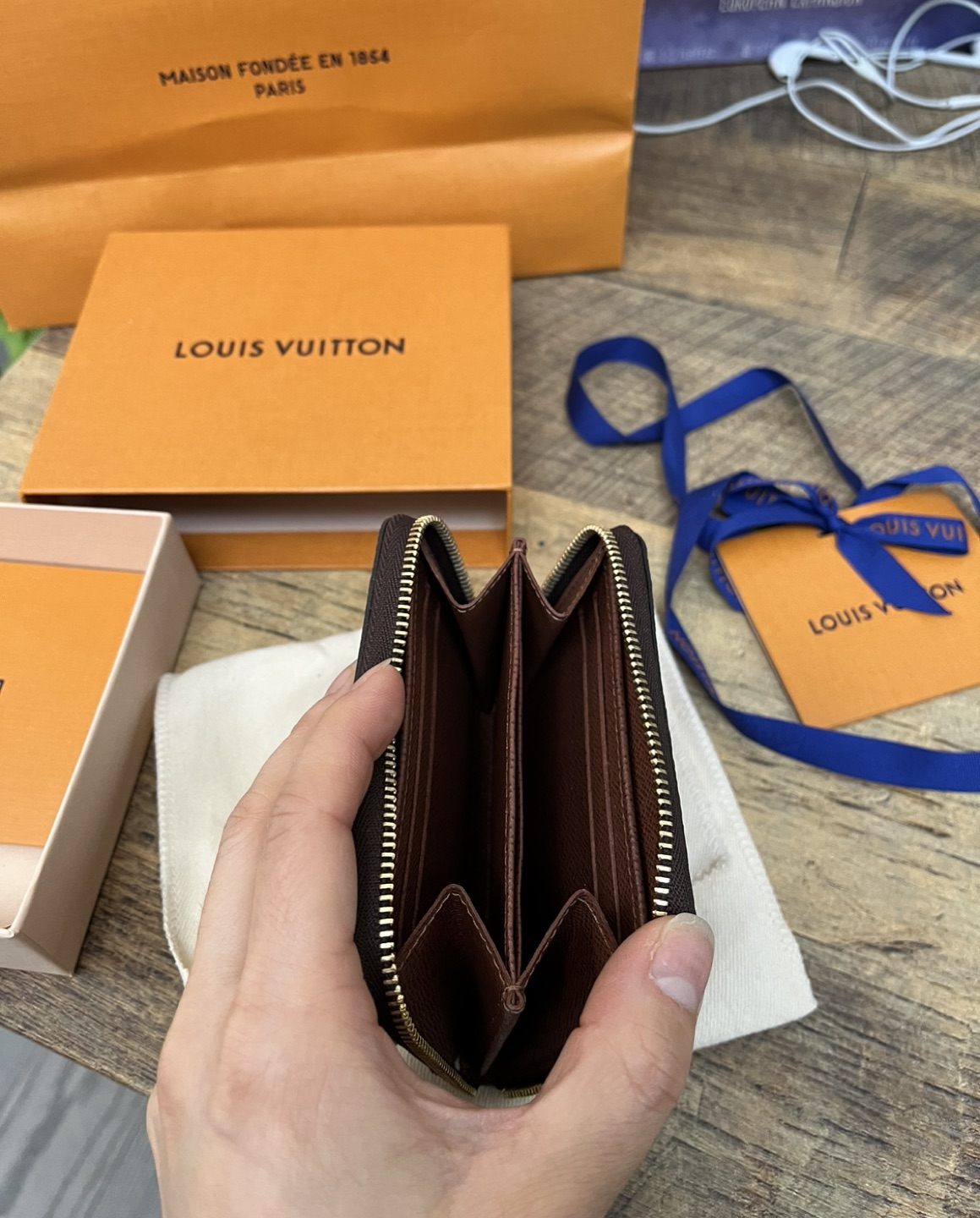 Louis Vuitton Zippy Coin Purse Monogram image indicator(3)