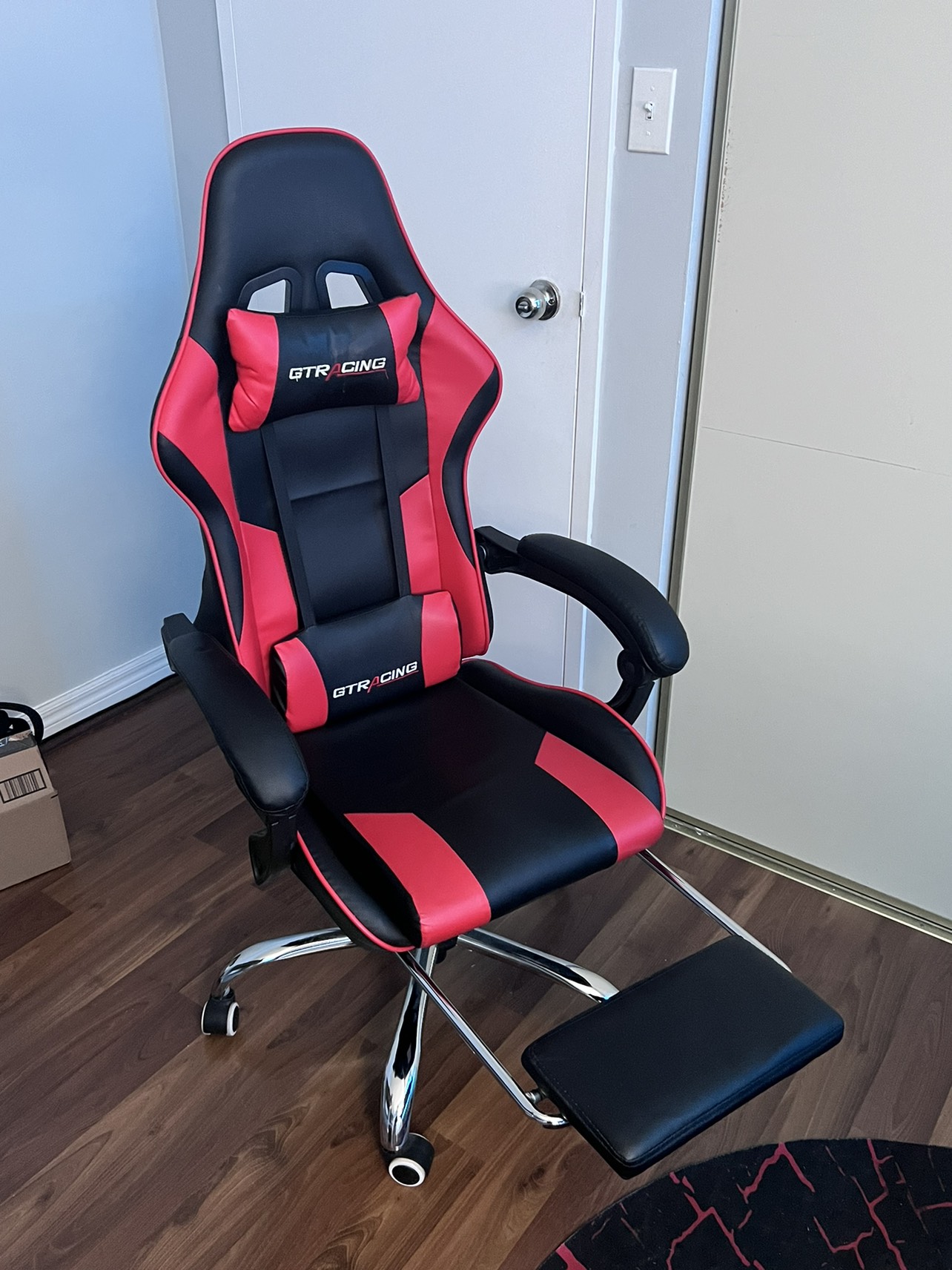 Gaming chair with footrest - photo 2