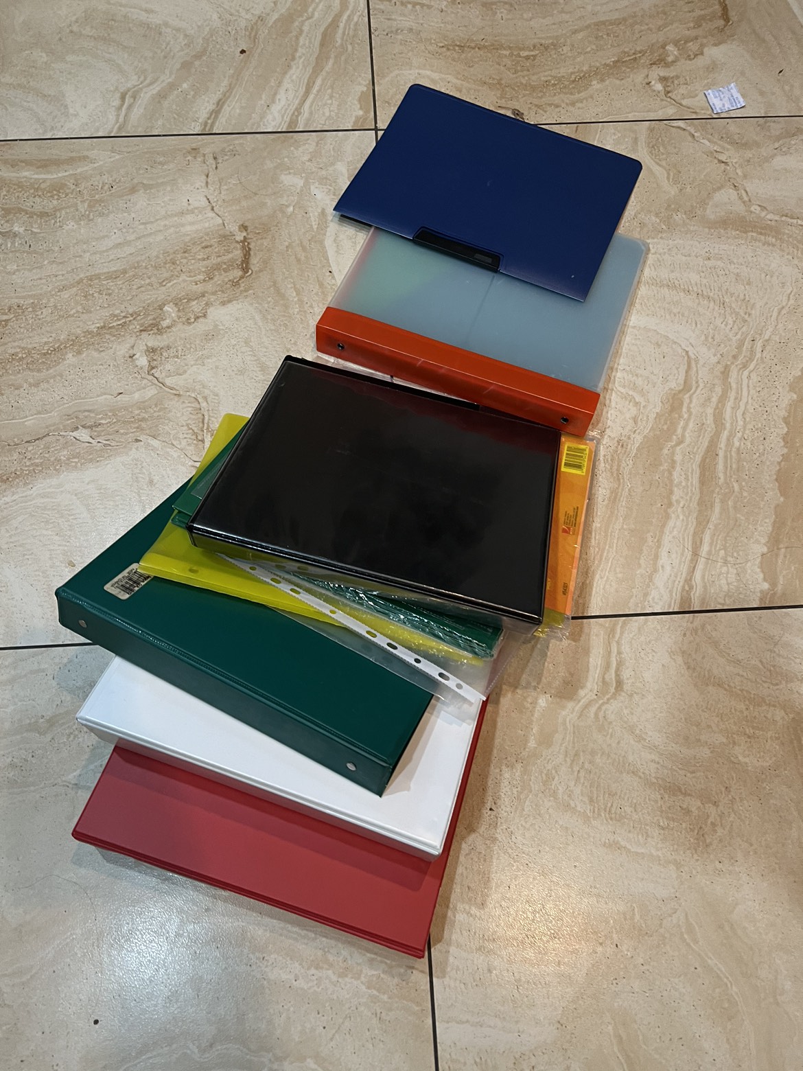 Binders, duotangs, dividers