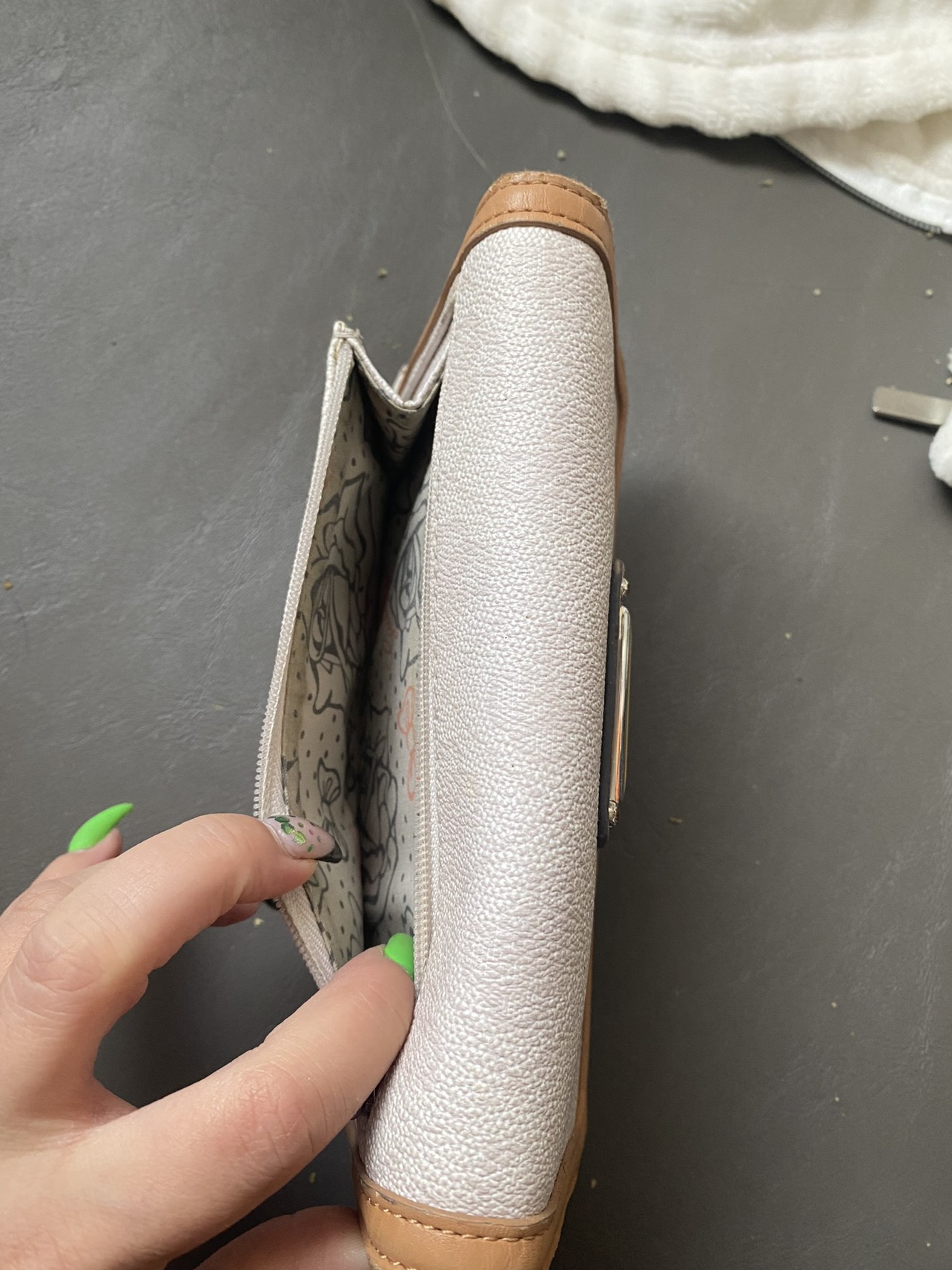 Trifold Guess wallet