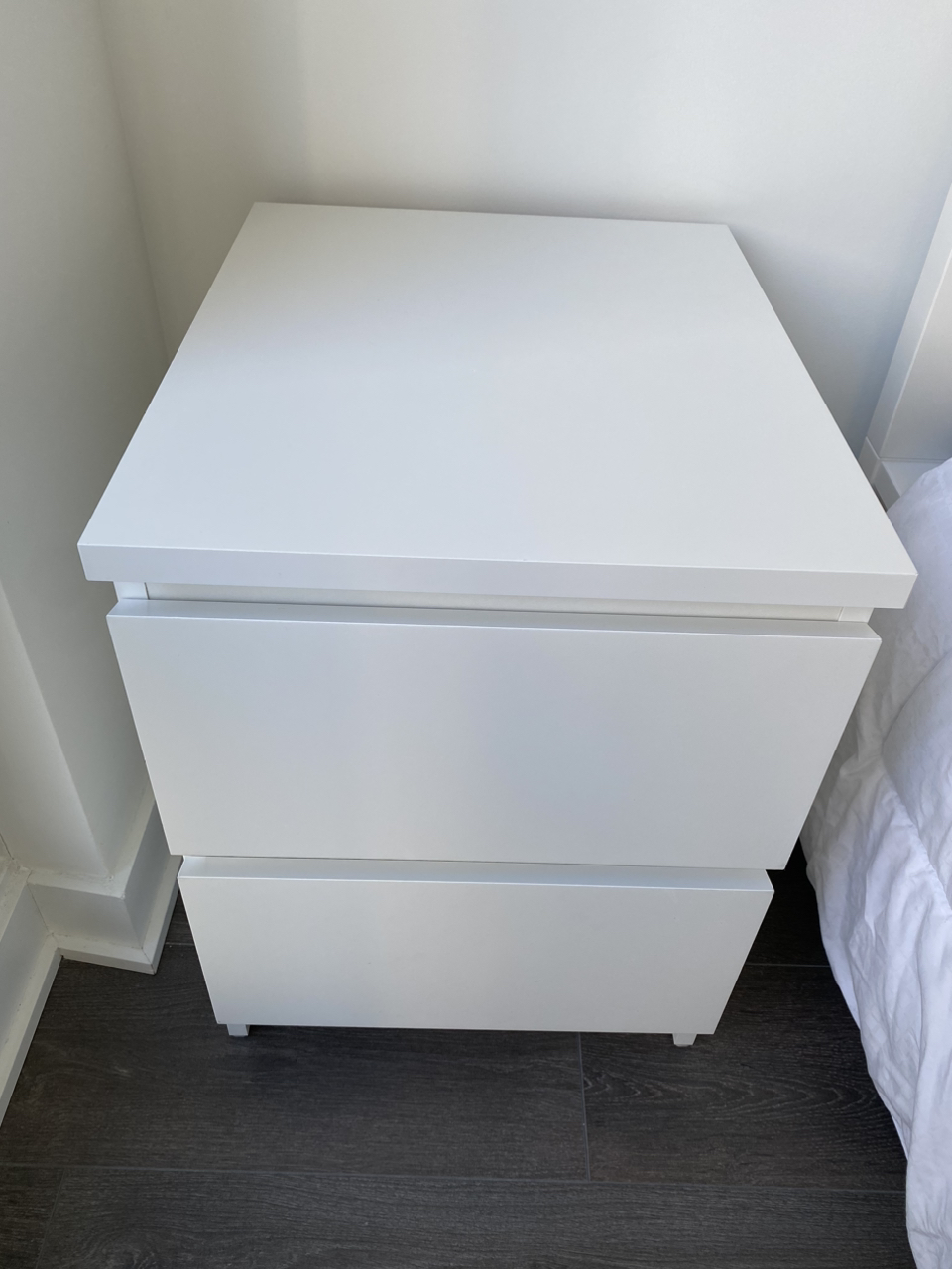 MALM one 2-drawer chest white + 2 lamps image indicator(5)