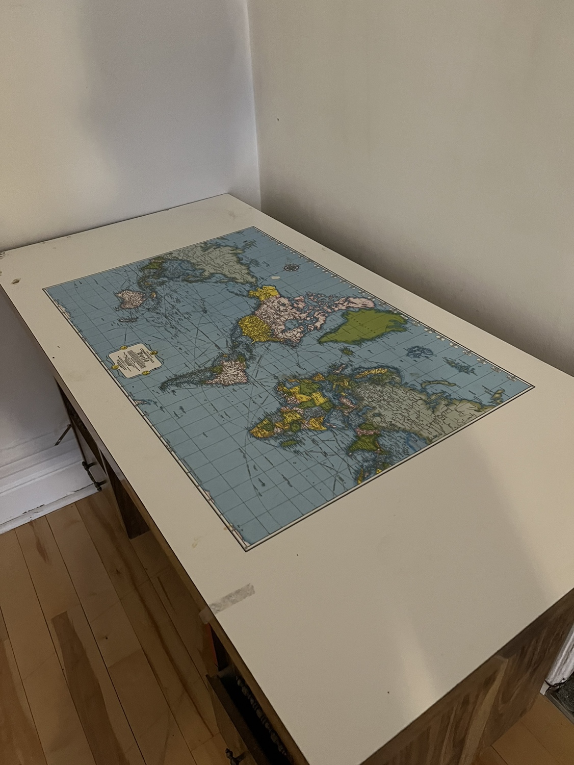 Desk with map - photo 2