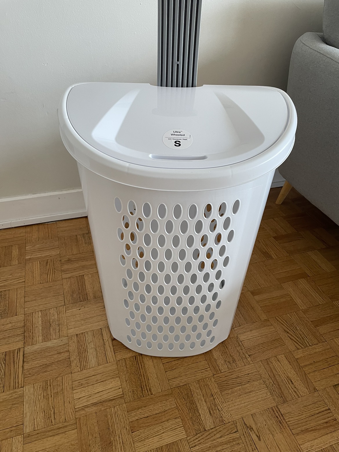 Laundry basket with wheels