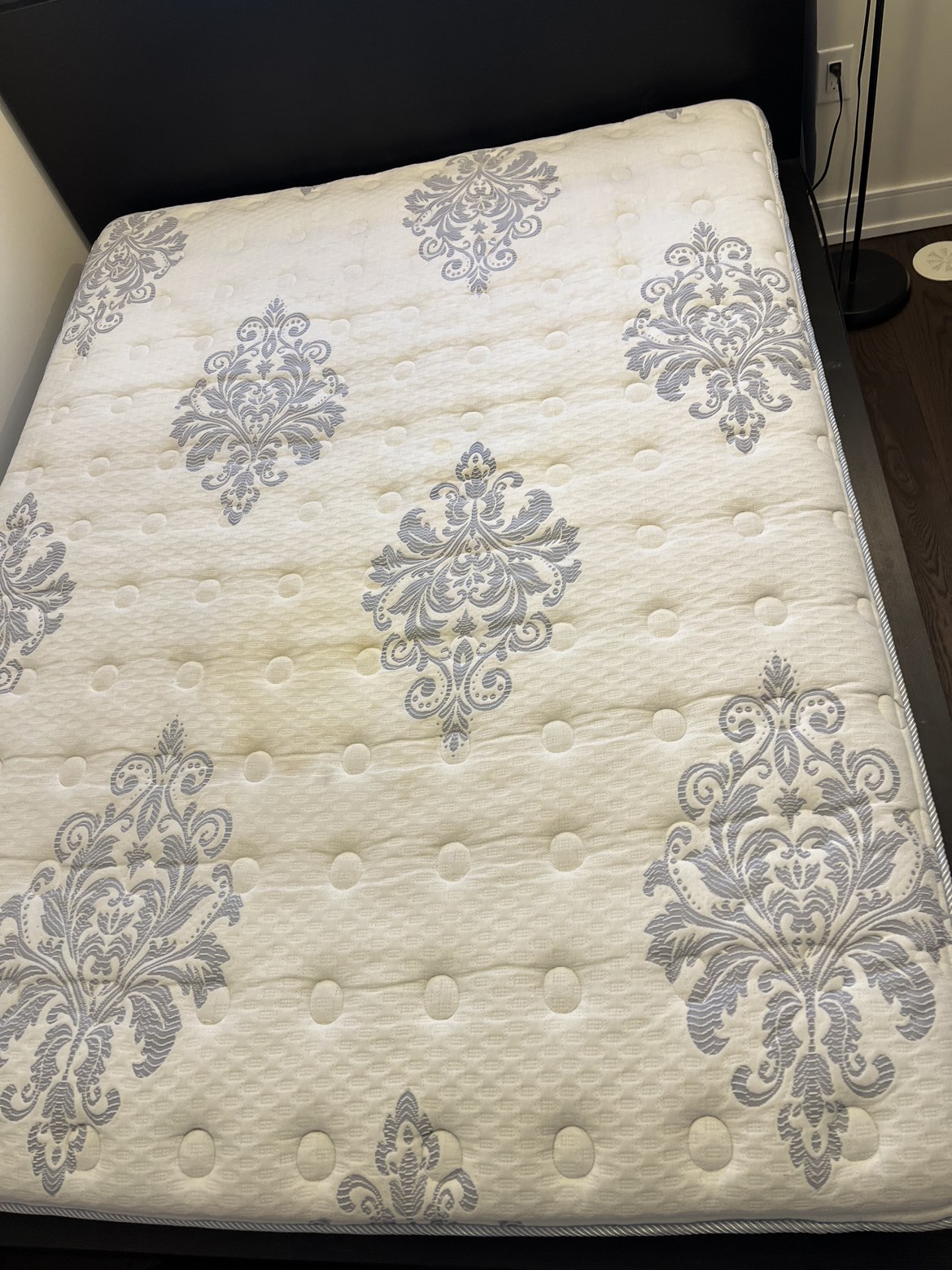 Used Queen Serta mattress #freecycle thumbnail