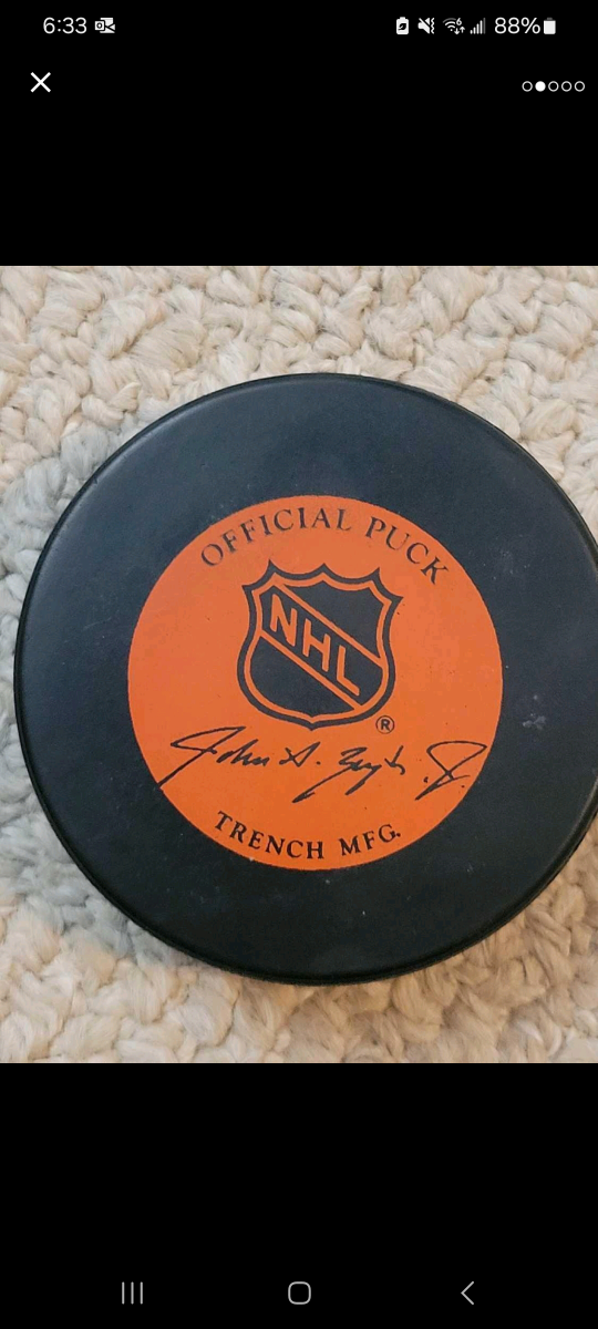 Official NHL game puck 1980s Philadelphia Flyers image indicator(2)